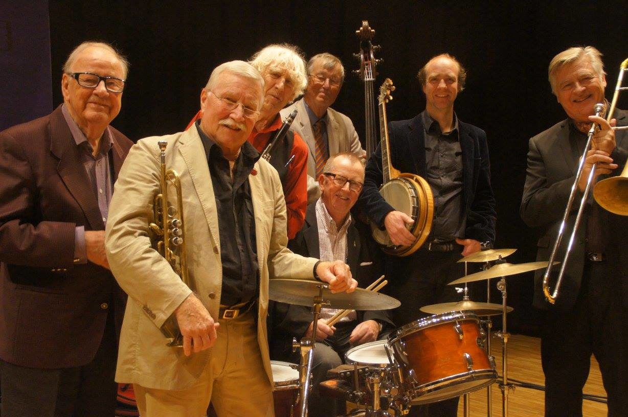 2016 Dixiesnubbar B Tillander Göte Vilhelmsson p, Jan-Gunnar Stolpe tp vo, Anders Linder cl ts vo, Björn Sjödin dr, Staffan Sjödin b, Jakob Ullberger g bjo, Jens Lindgren tb vo.
Foto: B Tillander